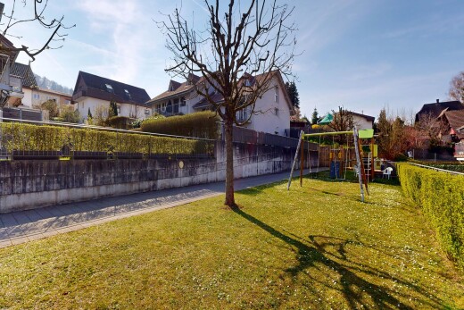 jardin avec day time, clôture, pelouse, aire de jeux, et vue résidentielle