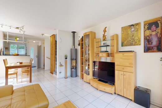 wohn- / esszimmer mit inside property, fernseher, drywall, gipskartonwand, und light floor