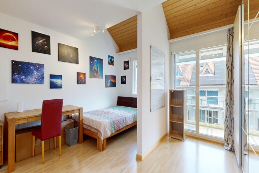 zimmer / schlafzimmer mit holzdecke, wood ceiling, inside property, natürliches licht, und natural light