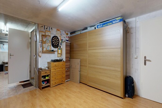 chambre avec inside property, low ceiling, plafond bas, light floor, et wood finish floor