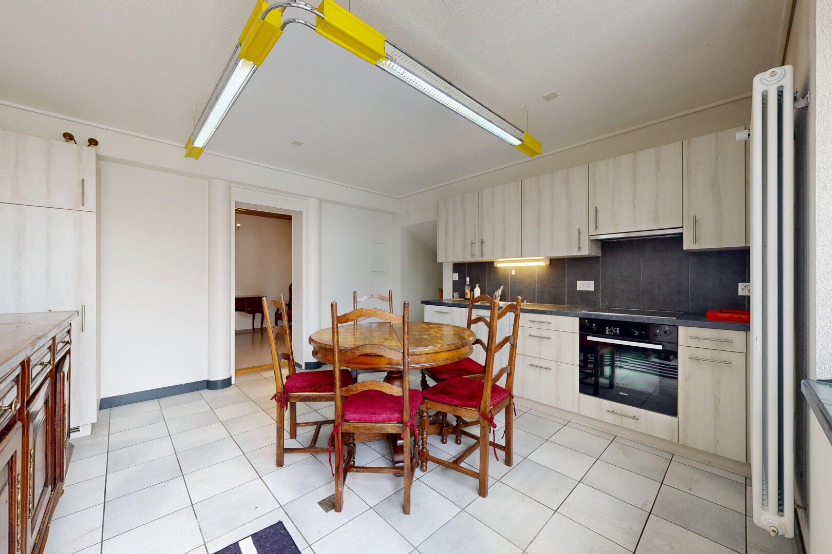 cuisine avec light floor, four, cloison sèche, drywall, et dosseret