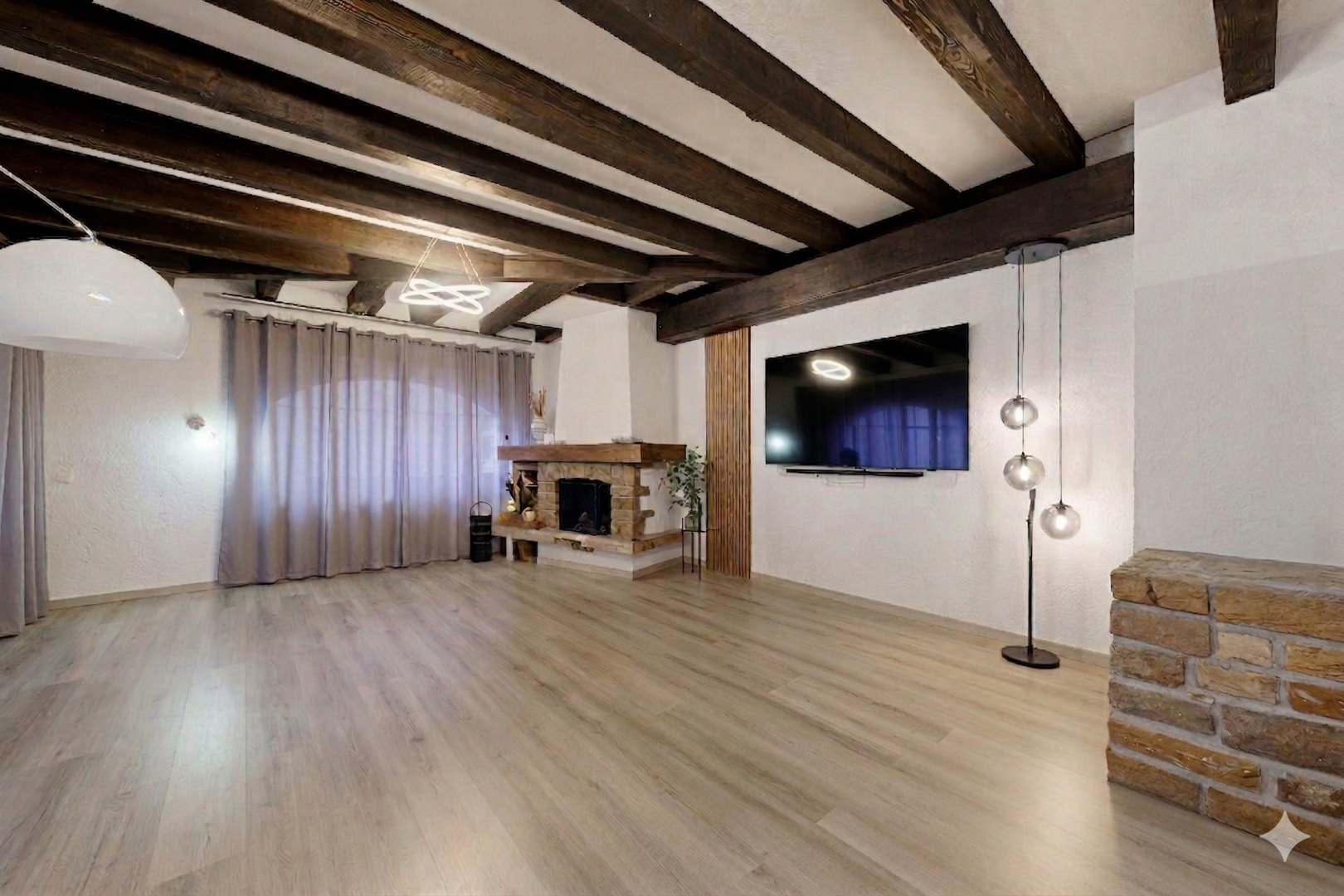 salon avec télévision, sol en finition bois, wood finish floor, inside property, et cheminée