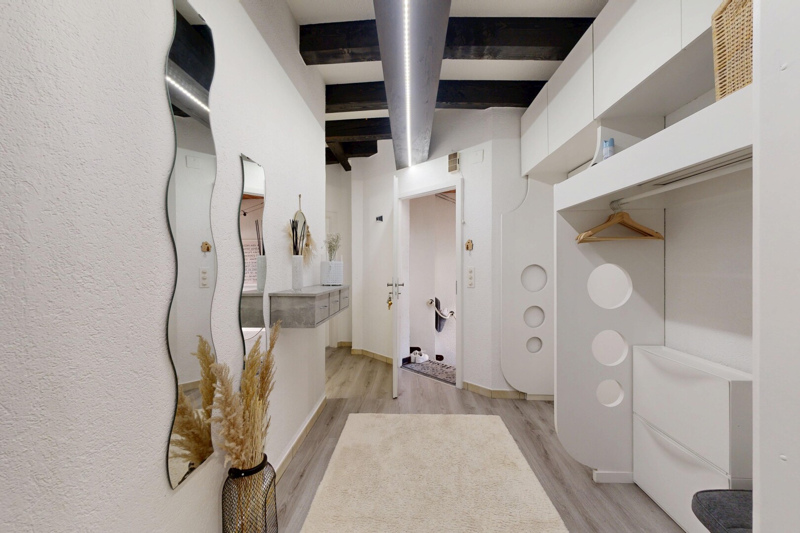 couloir avec light floor, wood finish floor, sol en finition bois, et inside property