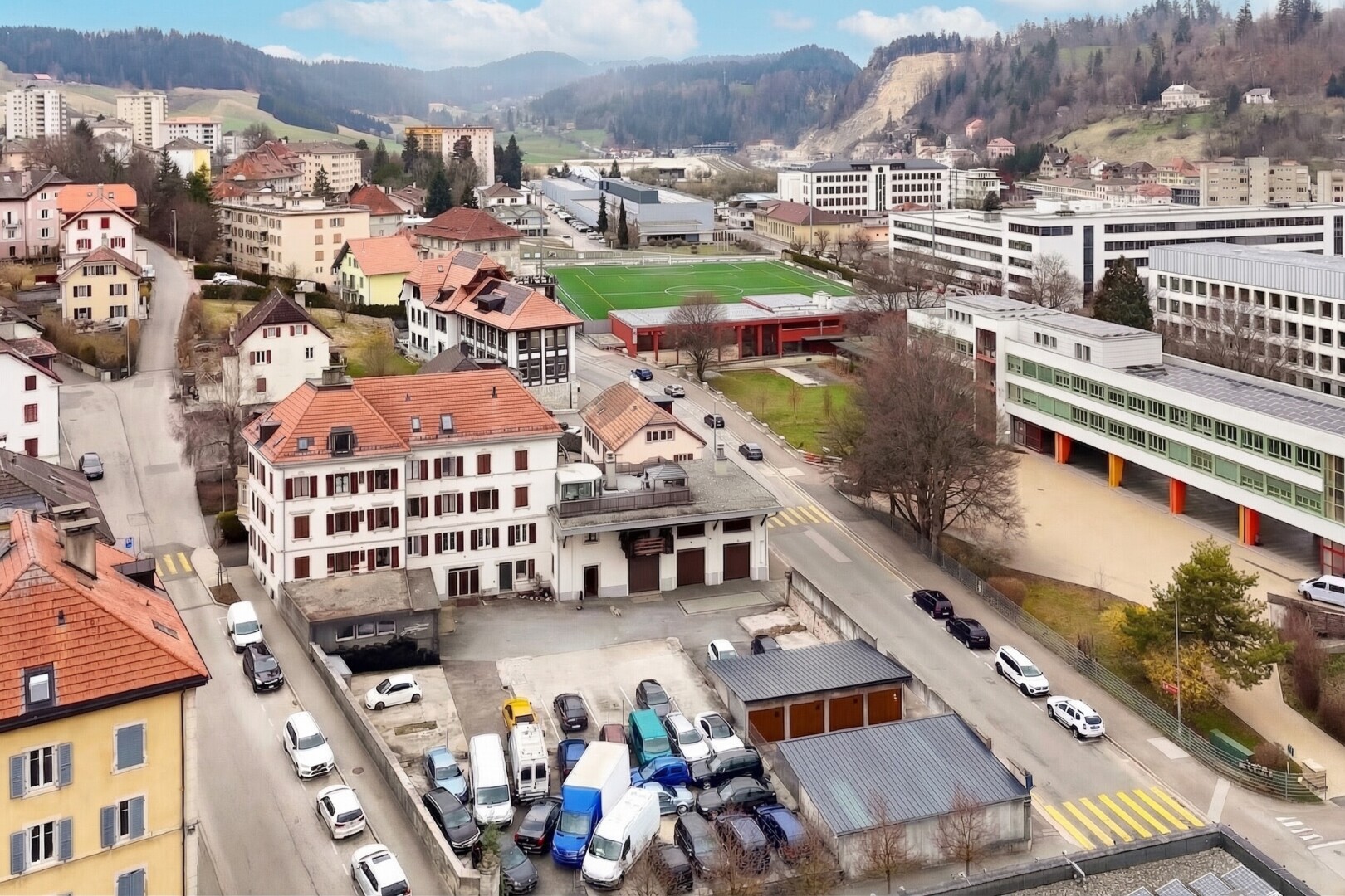 extérieur du bâtiment avec day time, mountain view, vue sur la montagne, city view, et vue sur la ville