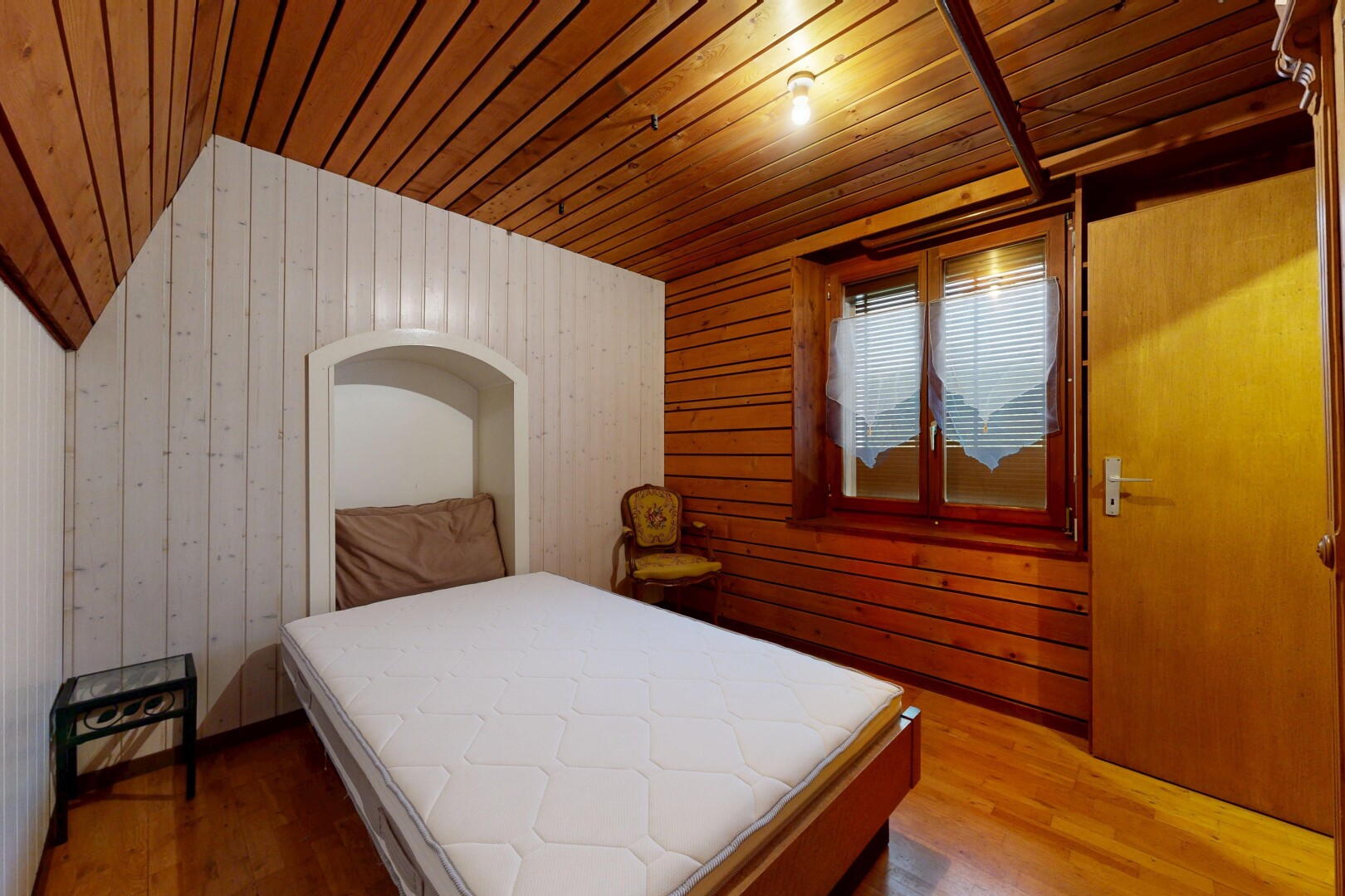 chambre avec wood finish floor, sol en finition bois, wood ceiling, plafond en bois, et wood wall