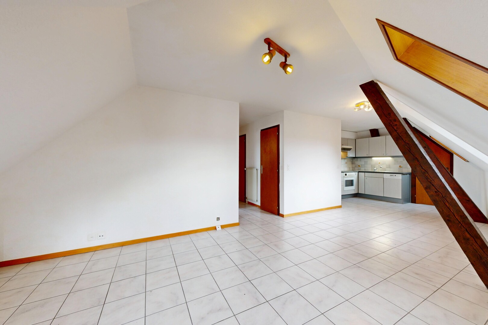 pièce vide avec light floor, vaulted ceiling, plafond voûté, drywall, et cloison sèche