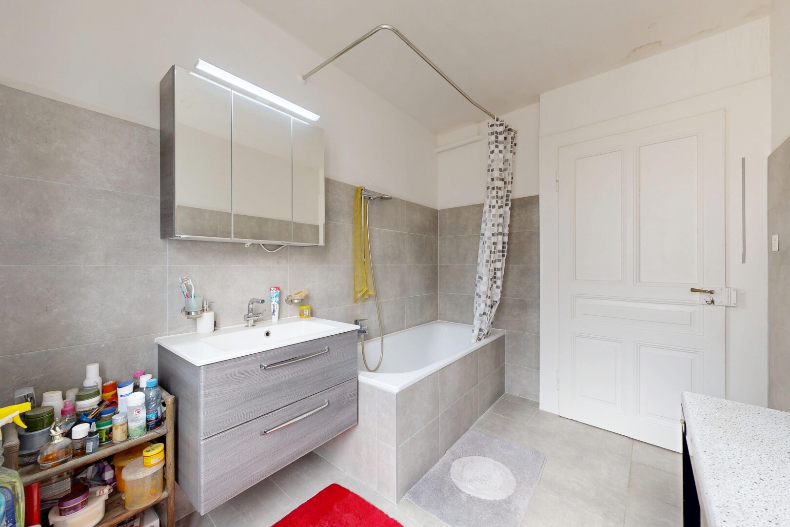 salle de bains avec light floor, lavabo (ou coiffeuse selon le contexte), salle de bain complète, douche-bain combinés, et inside property