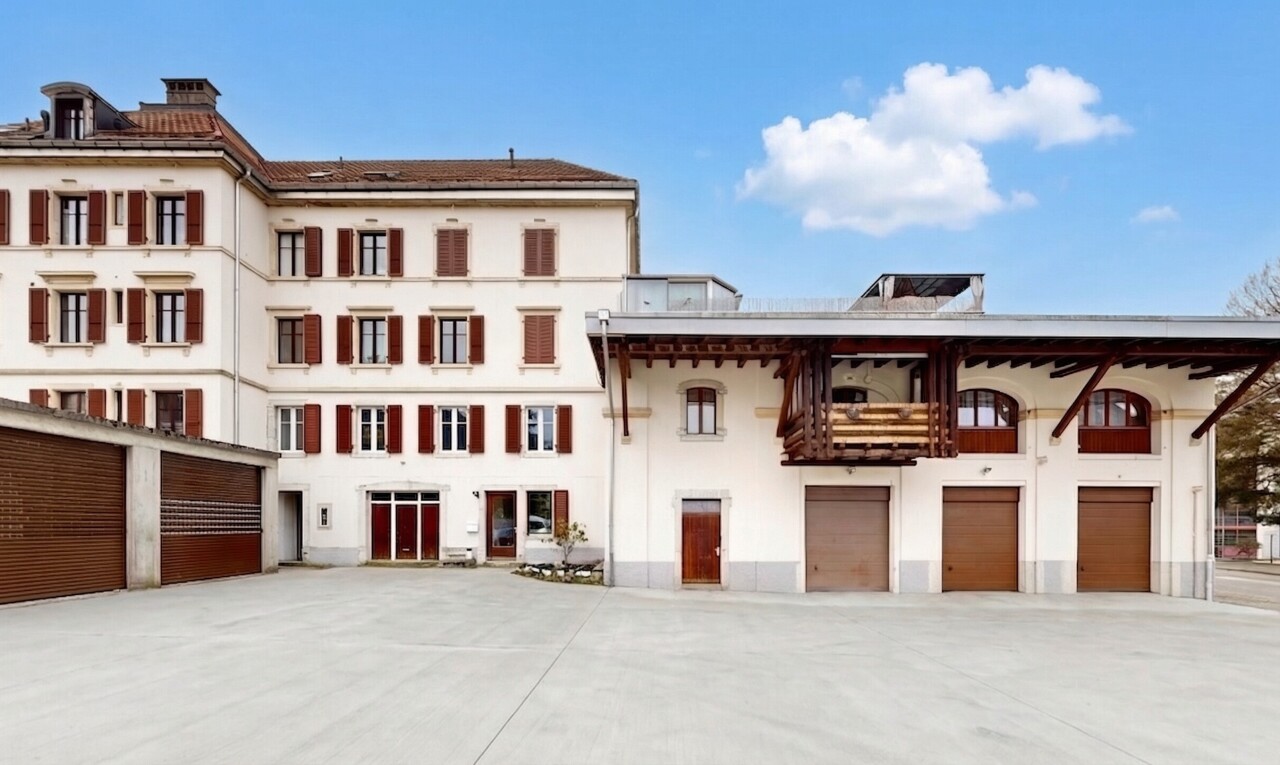 extérieur du bâtiment avec allée, day time, et garage intégré