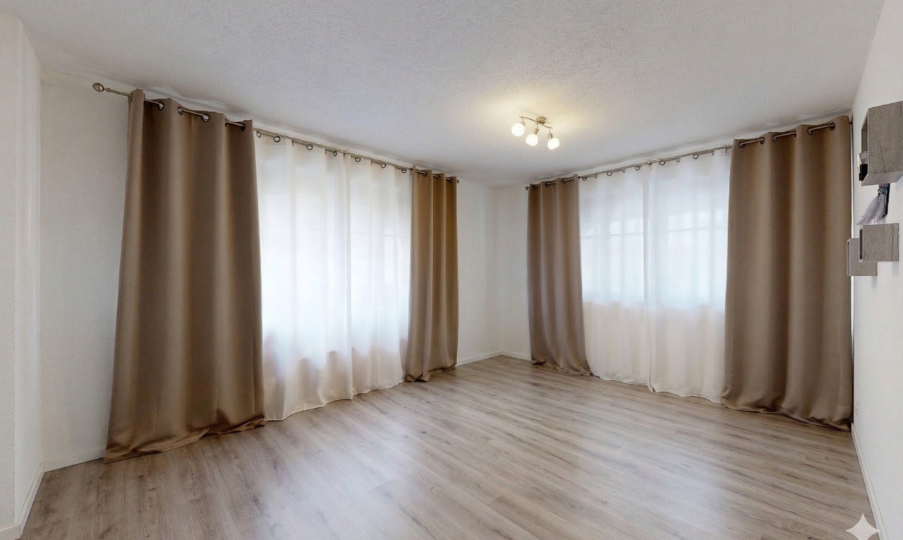 pièce vide avec sol en finition bois, wood finish floor, lumière naturelle, natural light, et inside property