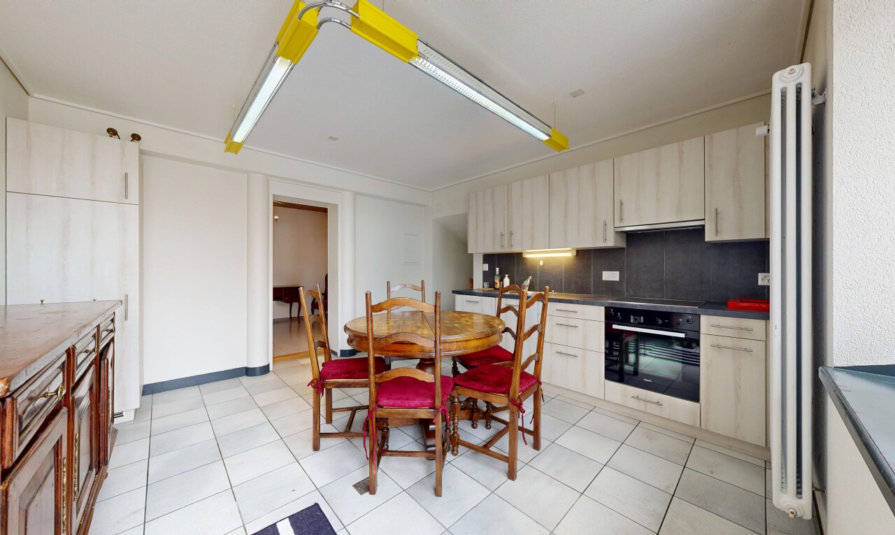 cuisine avec light floor, four, cloison sèche, drywall, et dosseret
