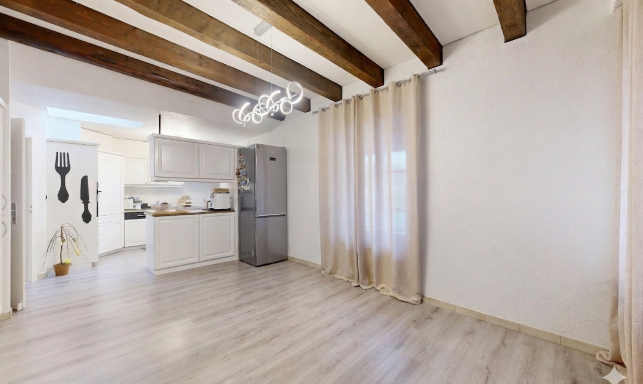 pièce vide avec light floor, inside property, plafond à poutres, beamed ceiling, et lumière naturelle
