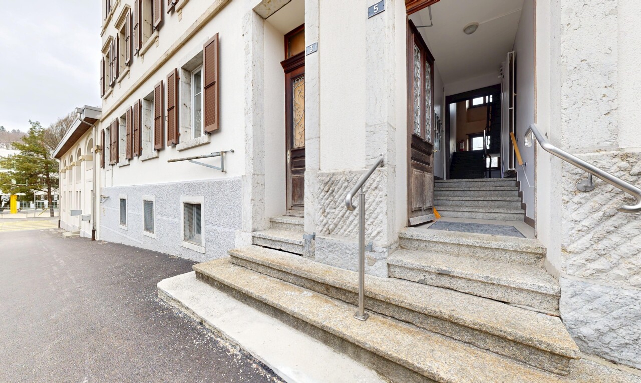 extérieur du bâtiment avec marches d'entrée