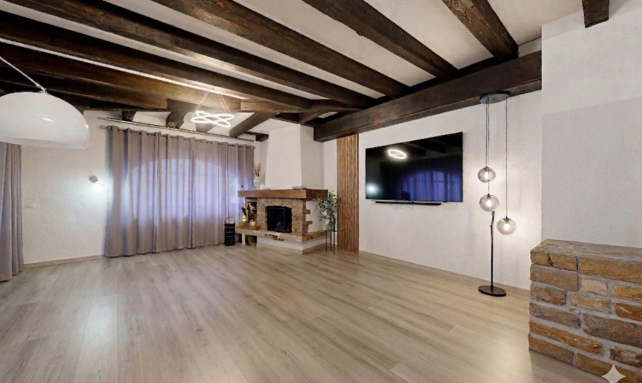 salon avec télévision, sol en finition bois, wood finish floor, inside property, et cheminée