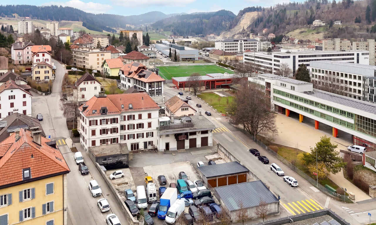 extérieur du bâtiment avec day time, vue sur la montagne, et mountain view