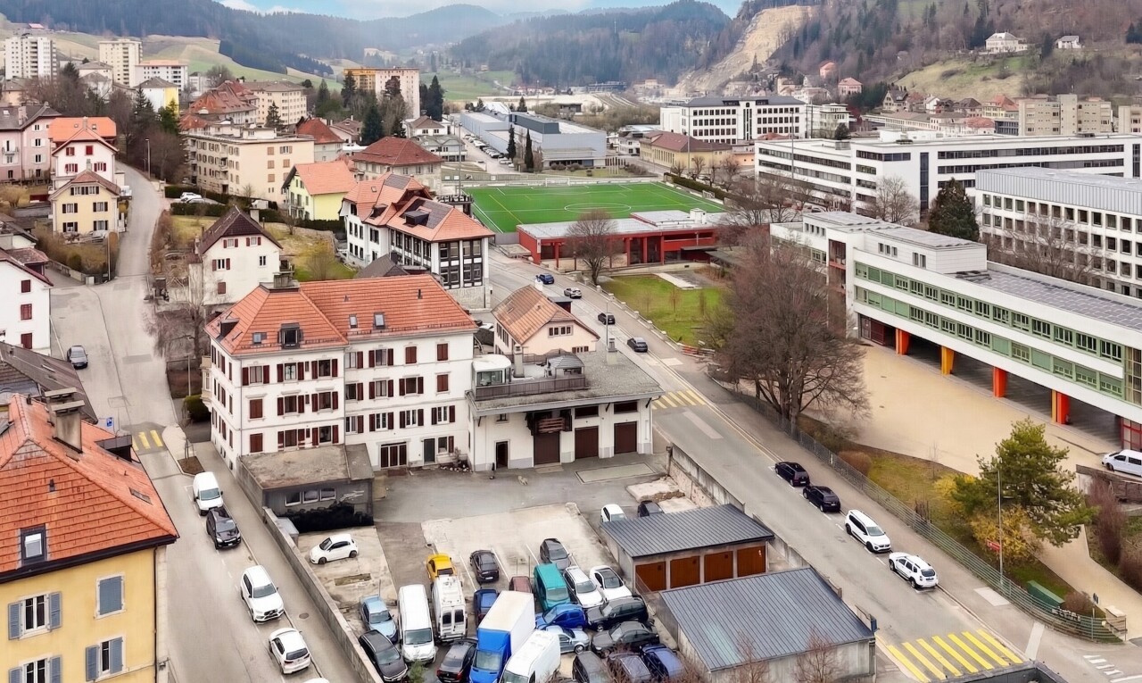 extérieur du bâtiment avec day time, mountain view, vue sur la montagne, city view, et vue sur la ville