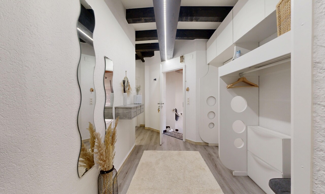 couloir avec light floor, wood finish floor, sol en finition bois, et inside property