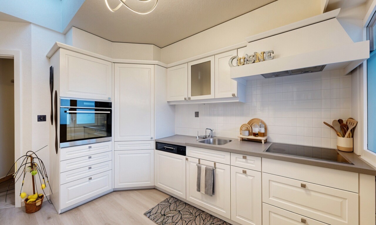 cuisine avec armoires élevées, raised cabinets, four, hotte, et light floor
