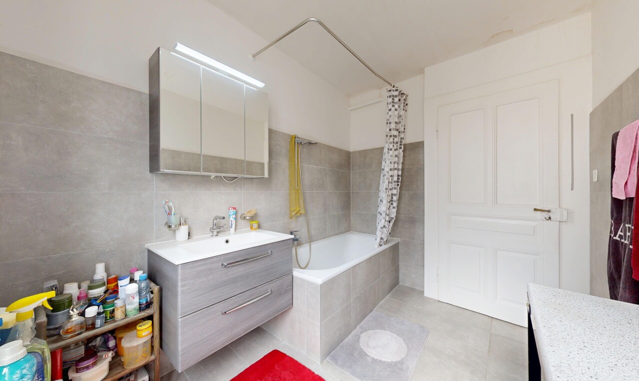 salle de bains avec light floor, lavabo (ou coiffeuse selon le contexte), salle de bain complète, douche-bain combinés, et inside property