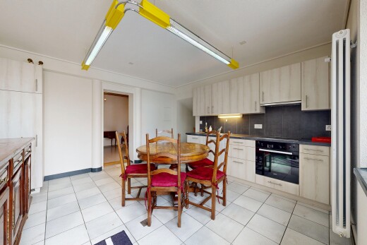 küche mit light floor, ofen, gipskartonwand, drywall, und küchenrückwand beim herd