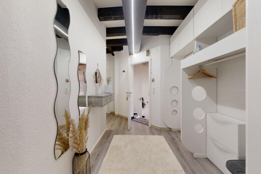 couloir avec light floor, wood finish floor, sol en finition bois, et inside property