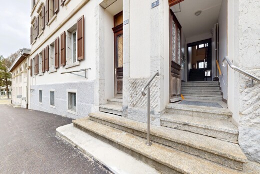 extérieur du bâtiment avec marches d'entrée