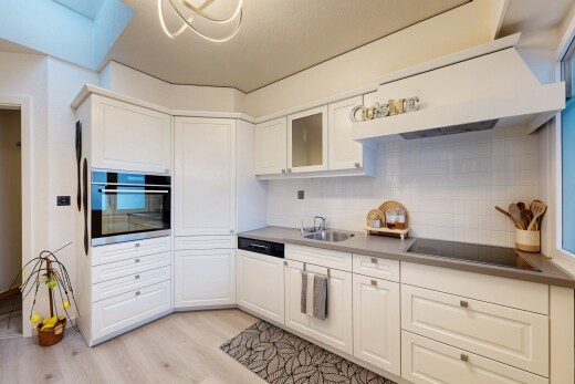 cuisine avec armoires élevées, raised cabinets, four, hotte, et light floor