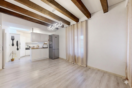 leerer raum mit light floor, inside property, balkendecke, beamed ceiling, und natürliches licht