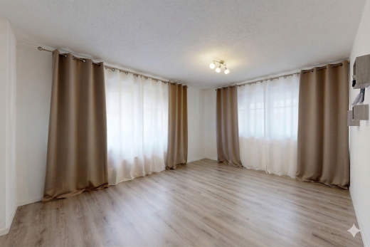 pièce vide avec sol en finition bois, wood finish floor, lumière naturelle, natural light, et inside property