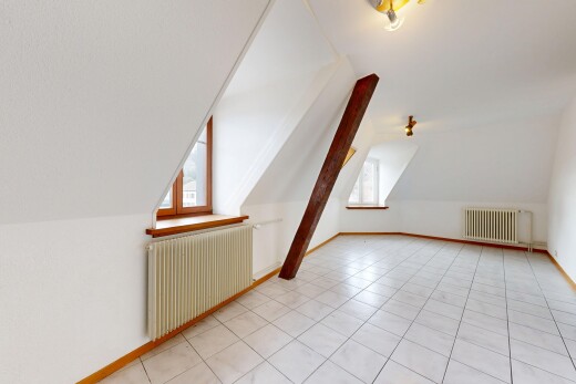 leerer raum mit kühler, zusätzliches zimmer, natürliches licht, natural light, und sockelleisten