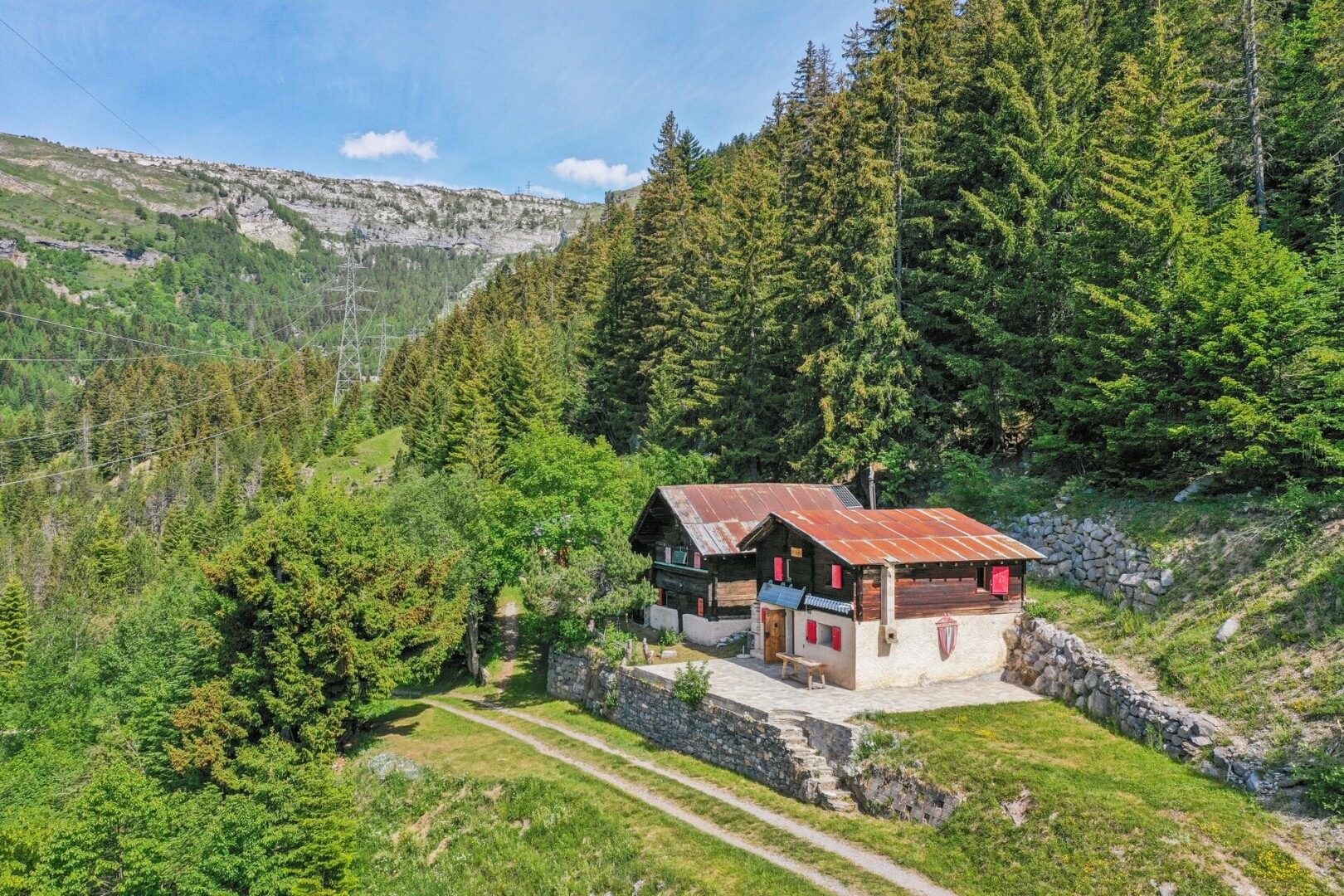 façade avec pelouse, property visible, vue sur la forêt, forest view, et day time
