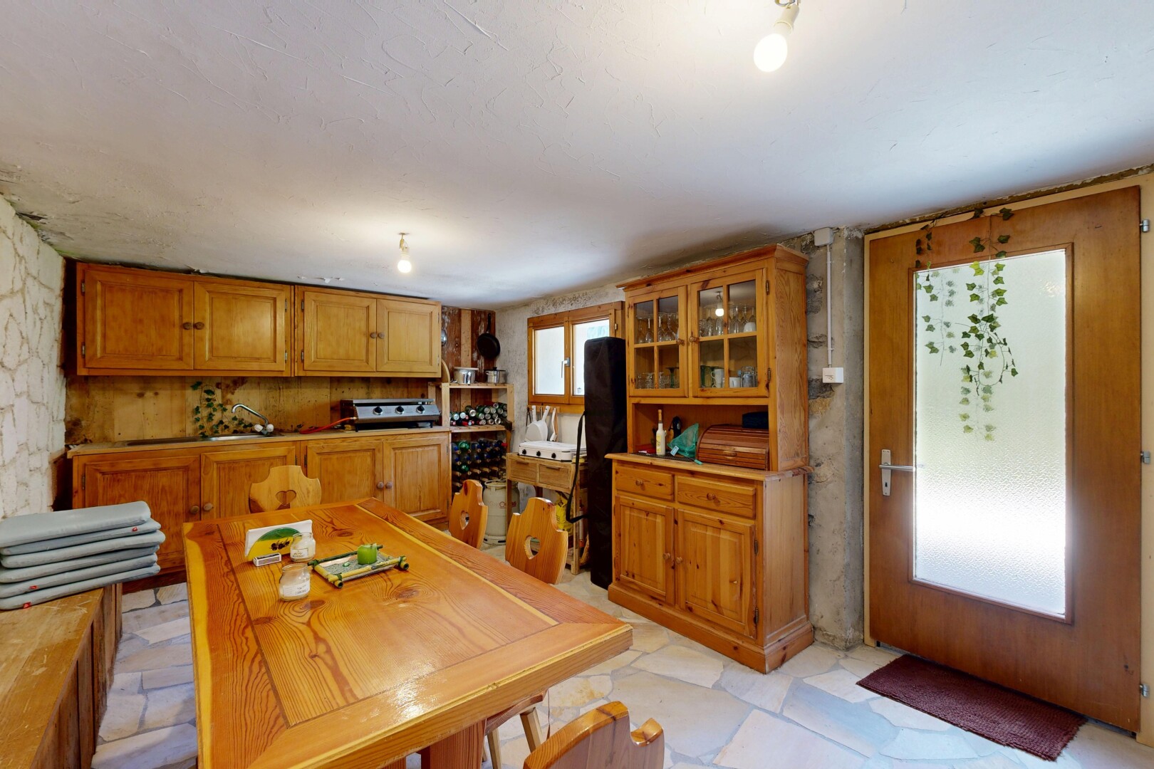 salle à manger avec inside property, light floor, natural light, lumière naturelle, et stone wall