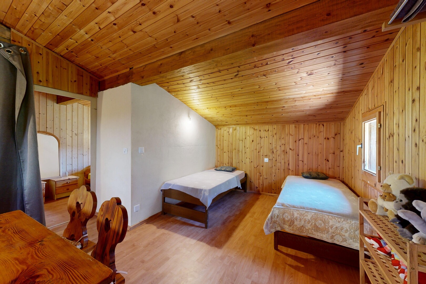 chambre avec wood wall, mur en bois, vaulted ceiling, plafond voûté, et wood finish floor