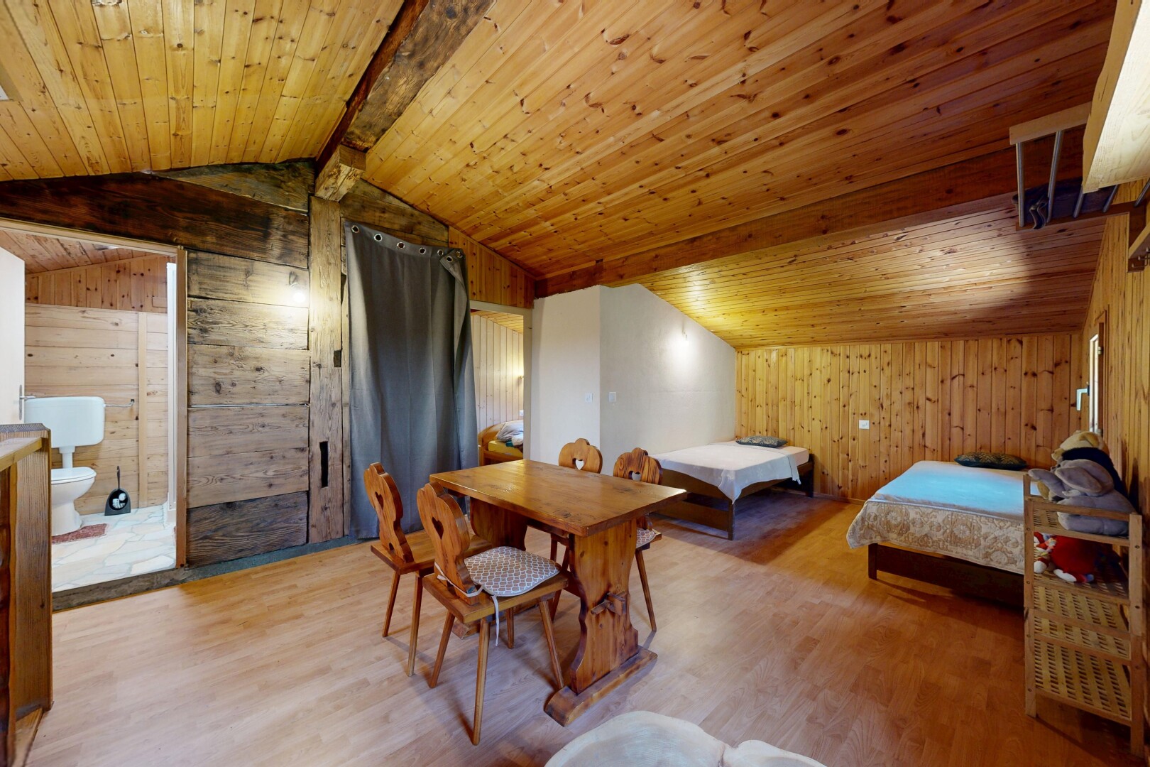 salon / salle à manger avec mur en bois, wood wall, plafond en bois, wood ceiling, et sol en finition bois