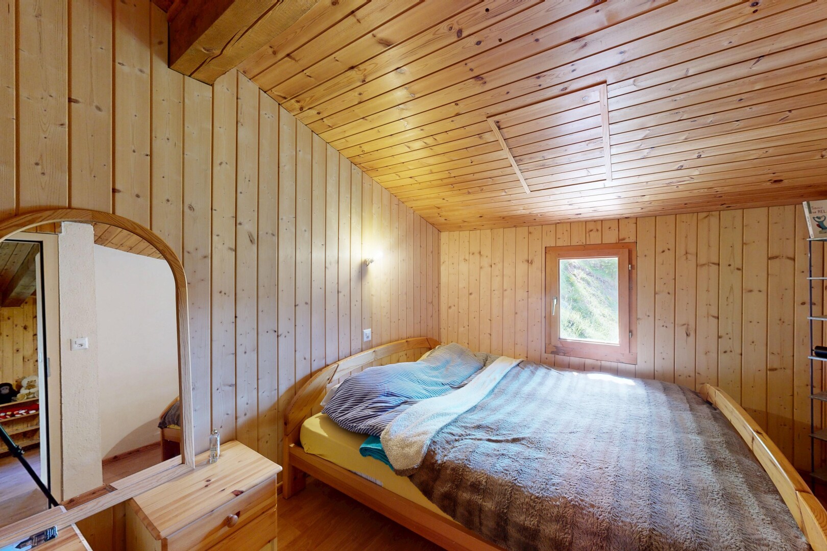 chambre avec wood wall, mur en bois, wood ceiling, plafond en bois, et natural light