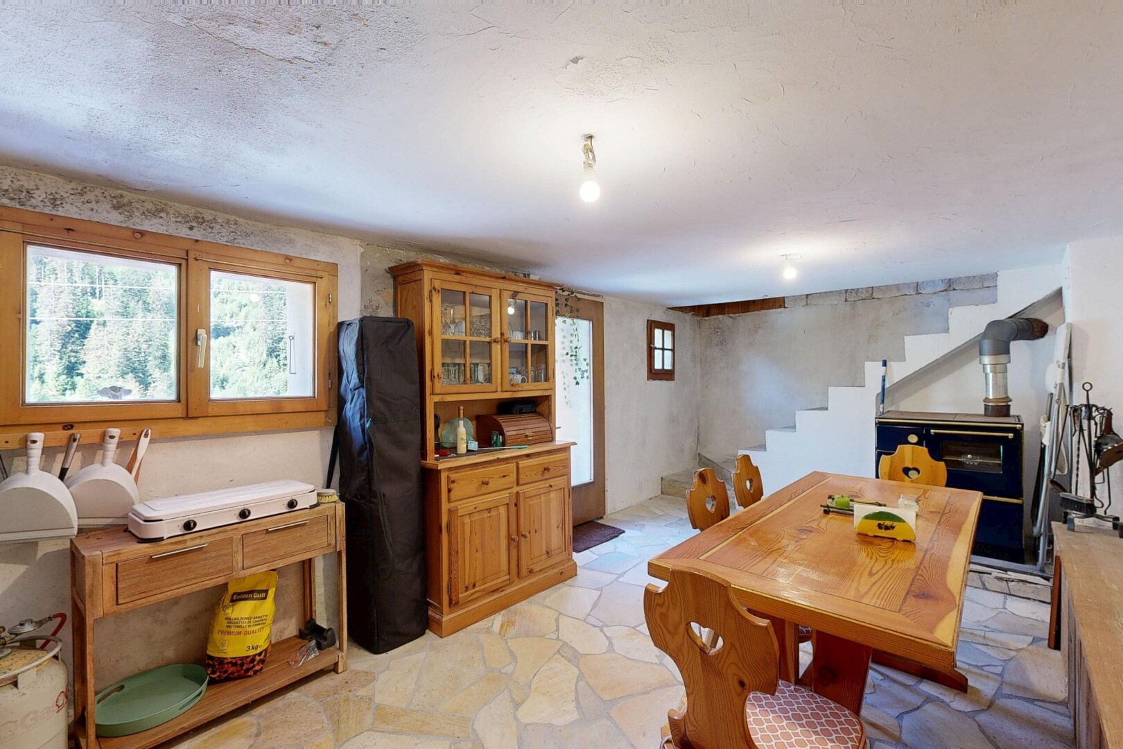 salle à manger avec natural light, lumière naturelle, inside property, light floor, et stone finish floor