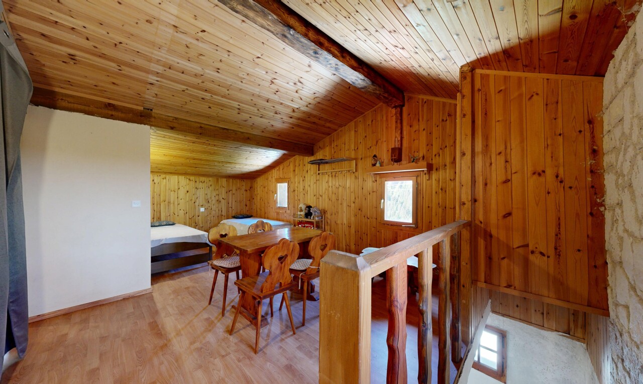 salle à manger avec beamed ceiling, plafond à poutres, natural light, lumière naturelle, et wood finish floor