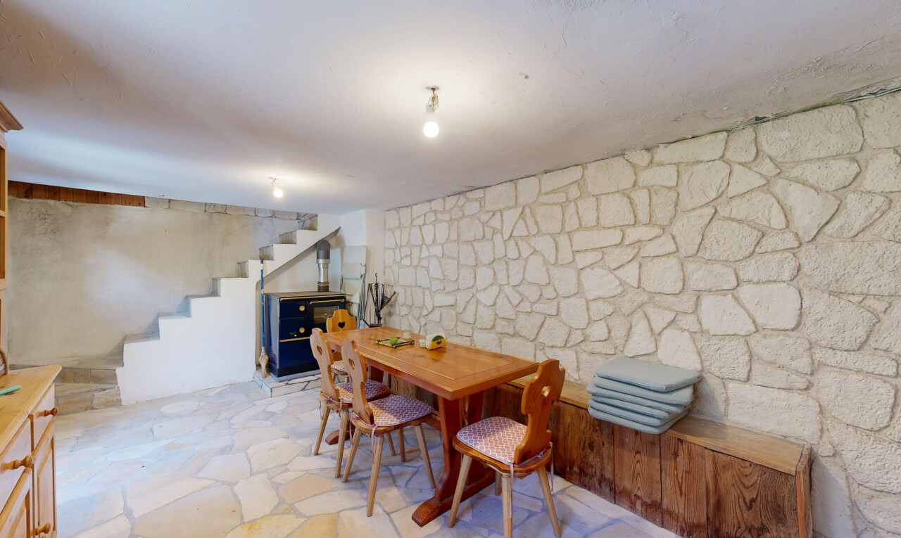 salle à manger avec stone wall, mur en pierre, stone finish floor, sol en finition pierre, et flagstone