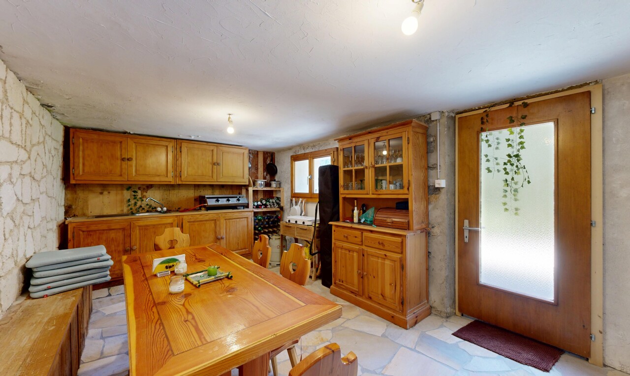 salle à manger avec inside property, light floor, natural light, lumière naturelle, et stone wall