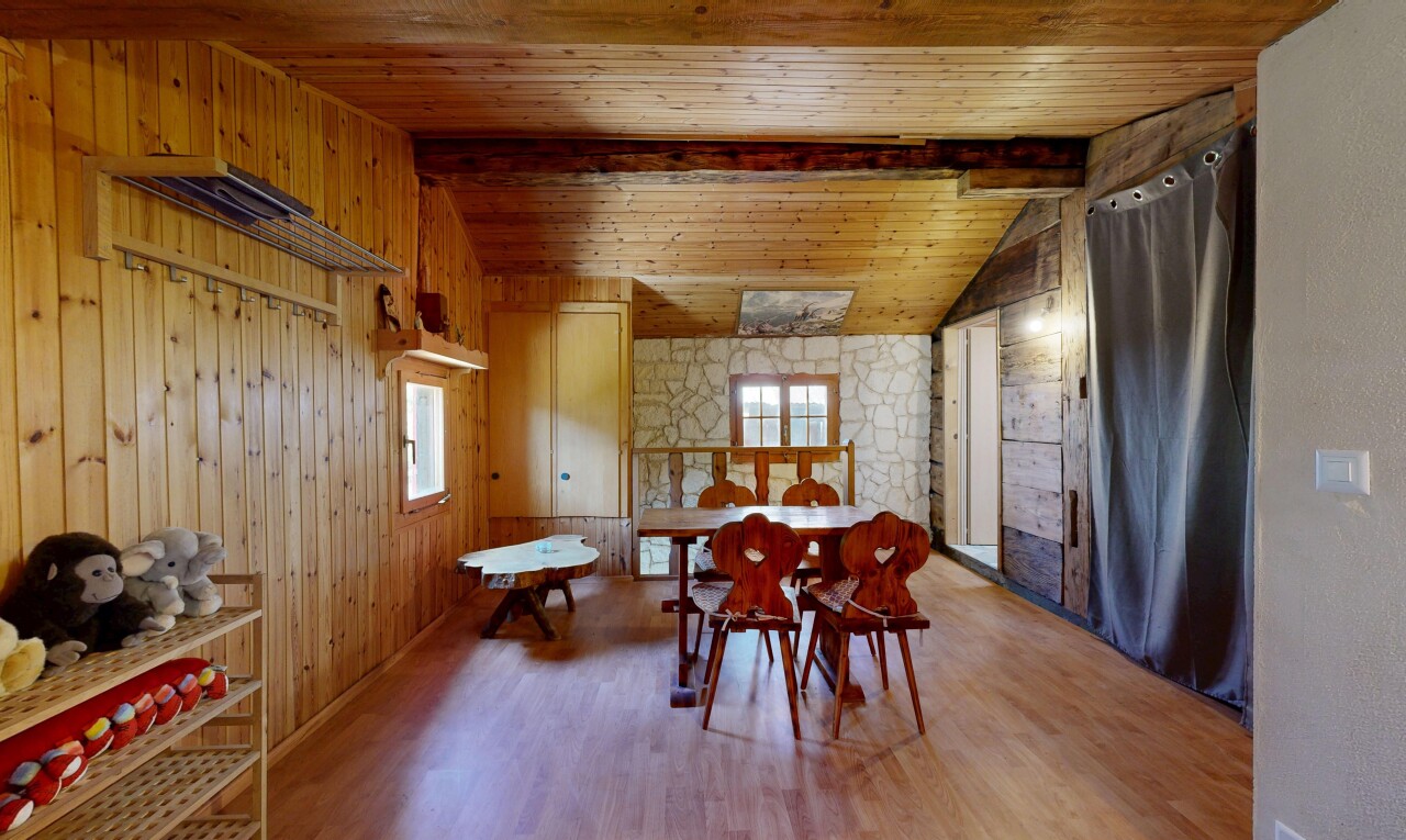 salle à manger avec vaulted ceiling, plafond voûté, wood finish floor, sol en finition bois, et natural light