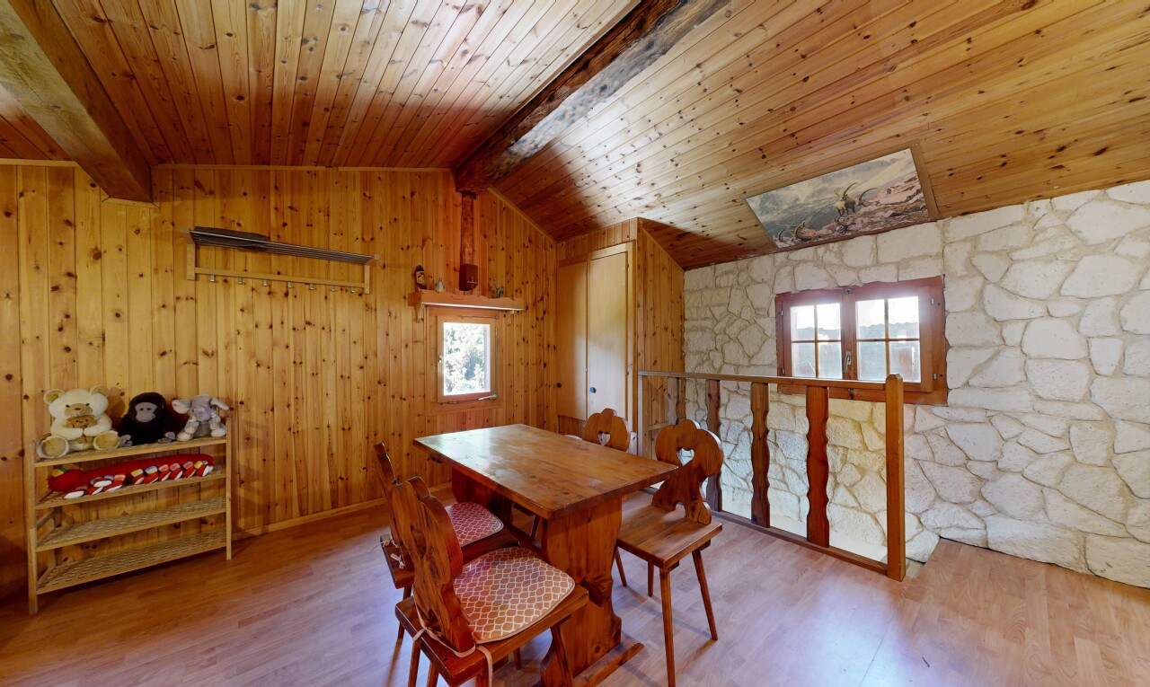 salle à manger avec beamed ceiling, plafond à poutres, natural light, lumière naturelle, et wood finish floor