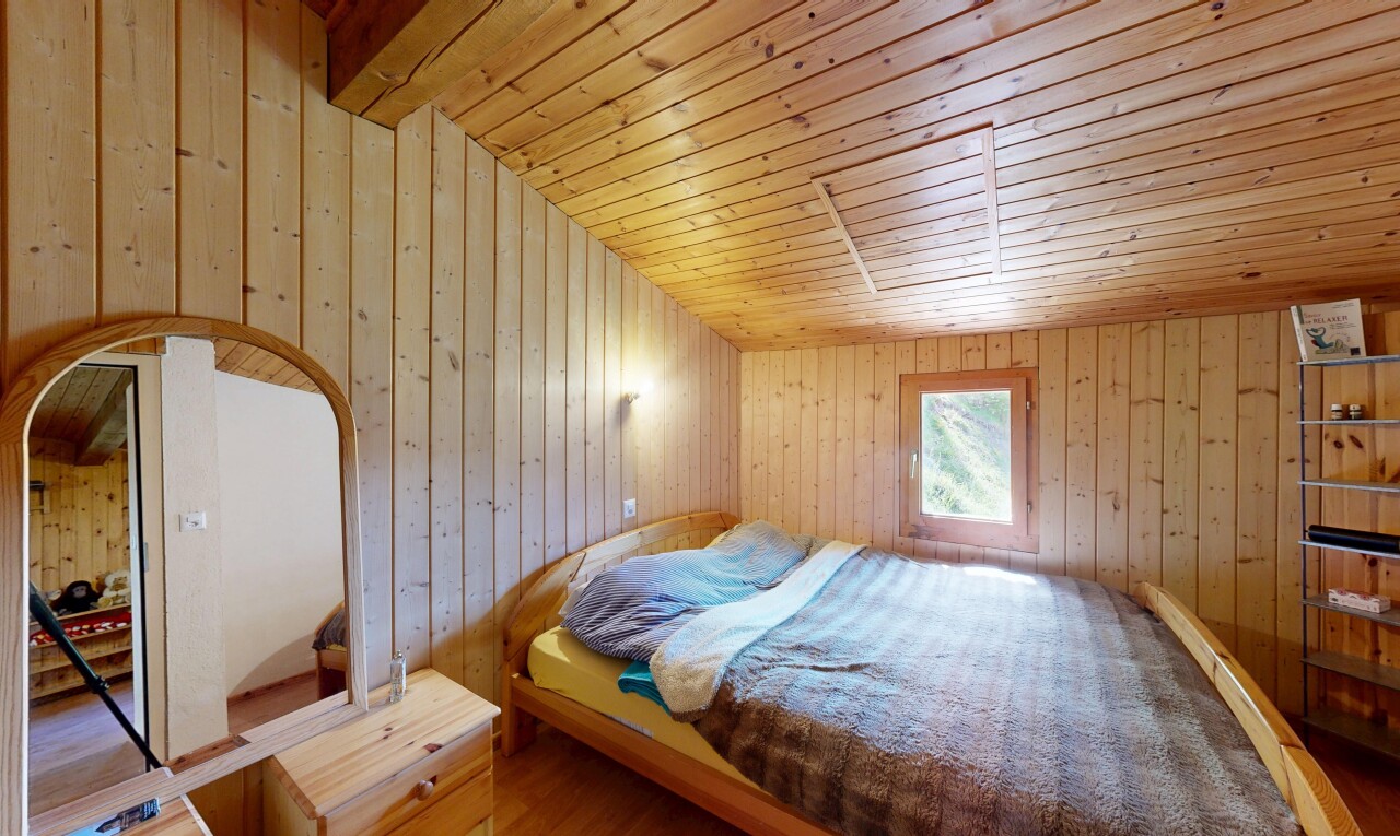 chambre avec wood wall, mur en bois, wood ceiling, plafond en bois, et natural light
