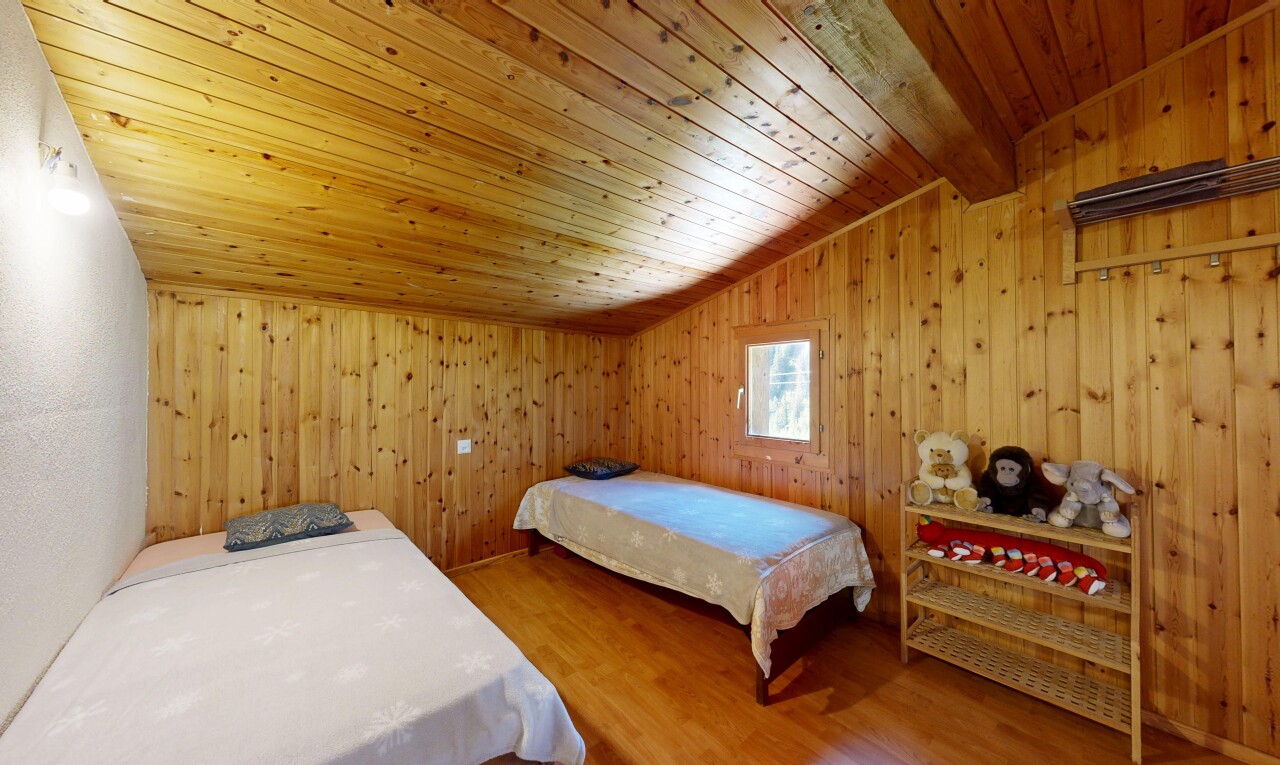 chambre avec wood wall, mur en bois, wood ceiling, plafond en bois, et vaulted ceiling