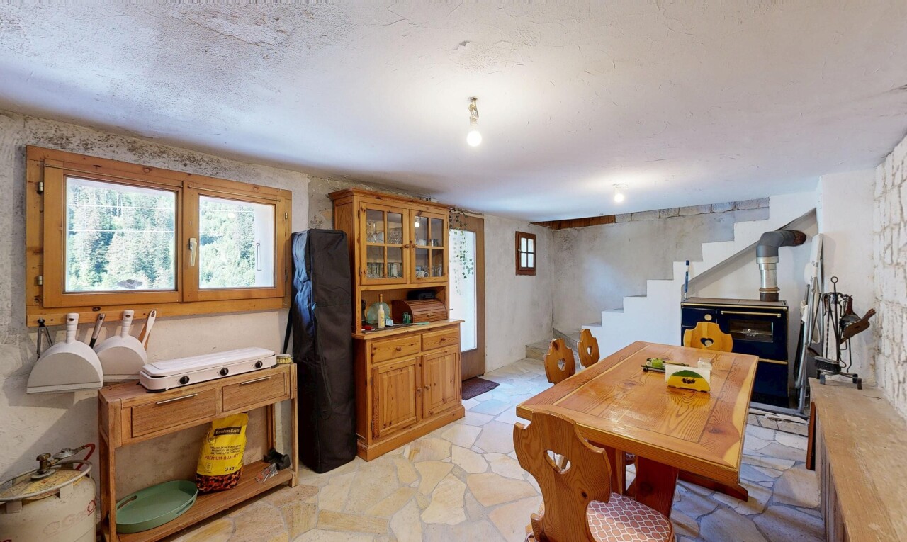 salle à manger avec natural light, lumière naturelle, inside property, light floor, et stone finish floor