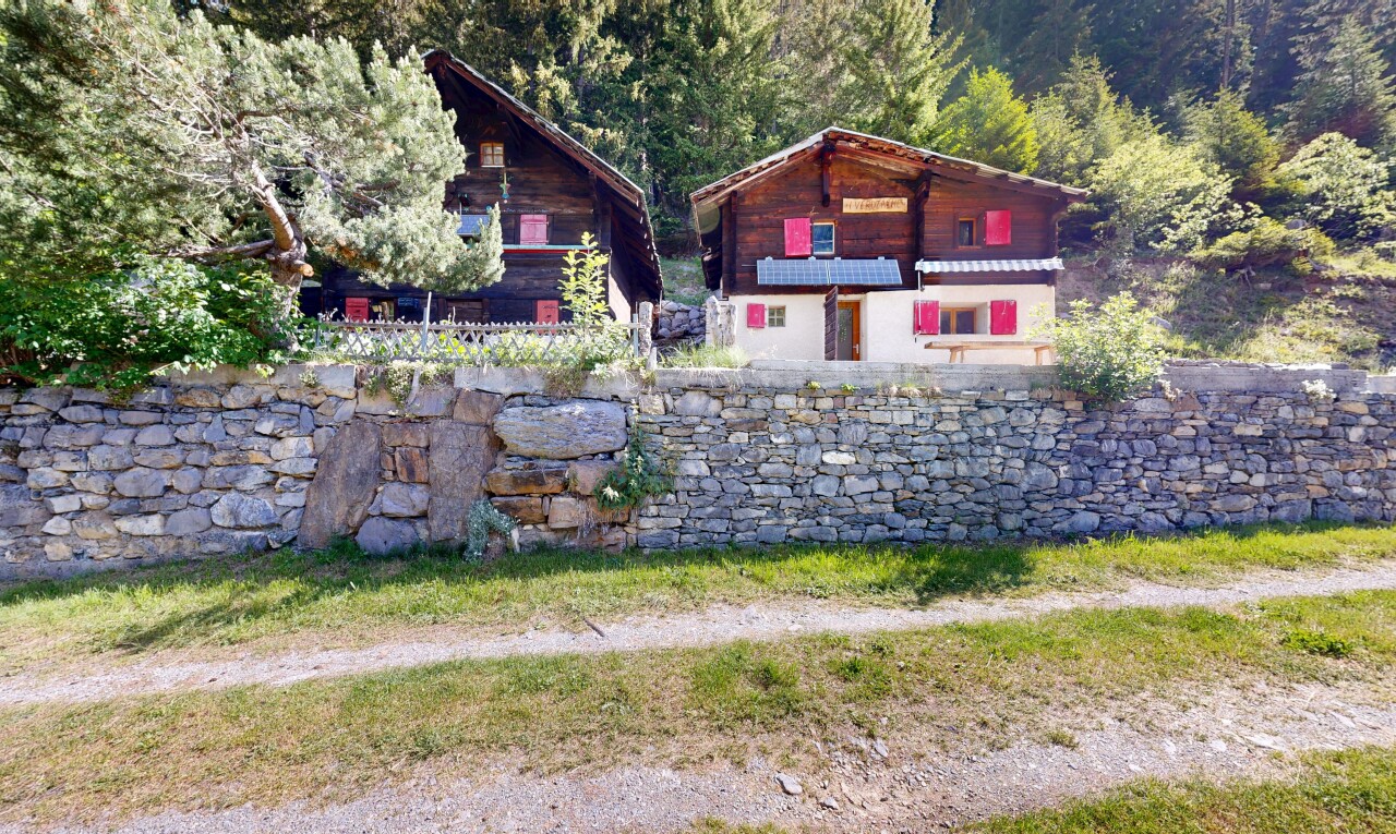façade avec bardage horizontal, balcon, bardage en bois, property visible, et vue sur la forêt