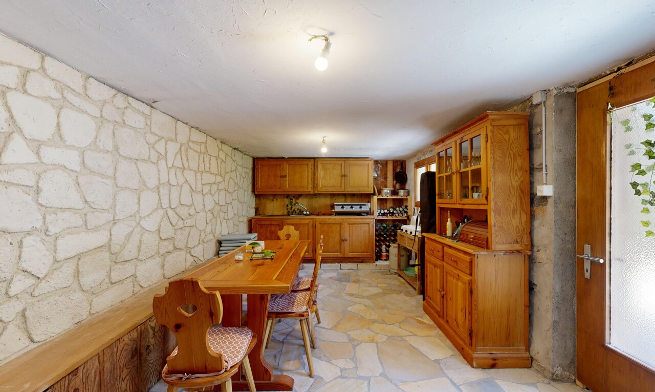 salle à manger avec mur en pierre, stone wall, flagstone, sol en finition pierre, et stone finish floor