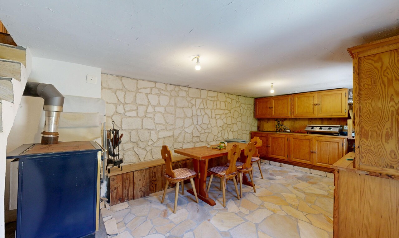 salle à manger avec mur en pierre, stone wall, flagstone, sol en finition pierre, et stone finish floor