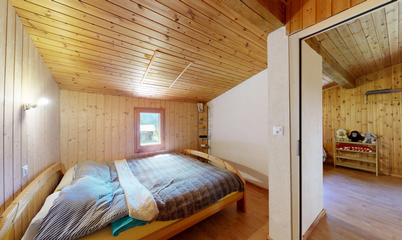 chambre avec wood wall, mur en bois, wood ceiling, plafond en bois, et wood finish floor