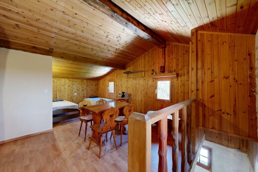 salle à manger avec beamed ceiling, plafond à poutres, natural light, lumière naturelle, et wood finish floor