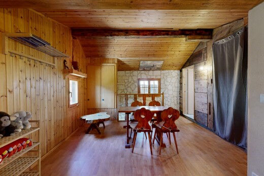 salle à manger avec vaulted ceiling, plafond voûté, wood finish floor, sol en finition bois, et natural light