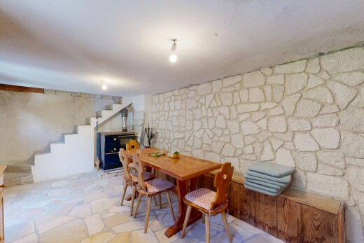 salle à manger avec stone wall, mur en pierre, stone finish floor, sol en finition pierre, et flagstone